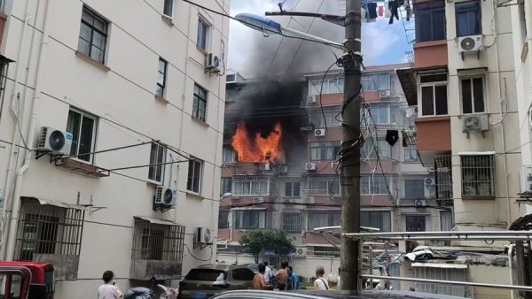 券商配资开户 今天下午延吉东路一小区楼栋起火 居民及时疏散无人员伤亡